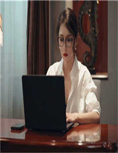 女生越喊疼男生越往里寨免费真人-可脱身服全去掉的游戏手机破解版